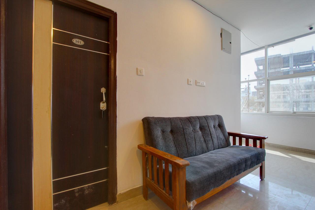 Oyo 11670 Hotel Vishnu Priya Residency Hyderabad Luaran gambar