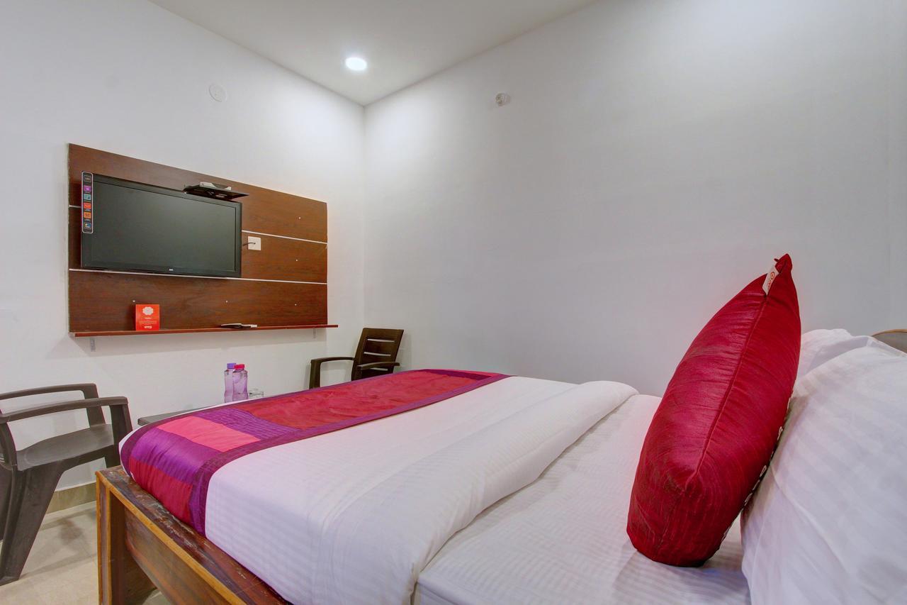 Oyo 11670 Hotel Vishnu Priya Residency Hyderabad Luaran gambar